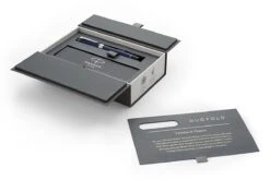 Parker® Parker Duofold Classic Blue & Black International Vulpen 5 Parker® Parker Duofold Classic Blue & Black International Vulpen -Pennen Verkoop 1947985 Parker Duofold Classic Blue and Black International Fountain Pen 3