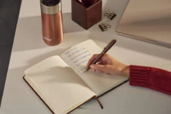 Parker® Parker IM Monochrome Burgundy Vulpen -Pennen Verkoop Parker IM Monochrome Burgundy FP Sfeer 2